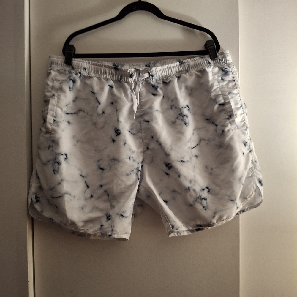 Fashion Nova Men's Blue and White Marbled Swim Trunks